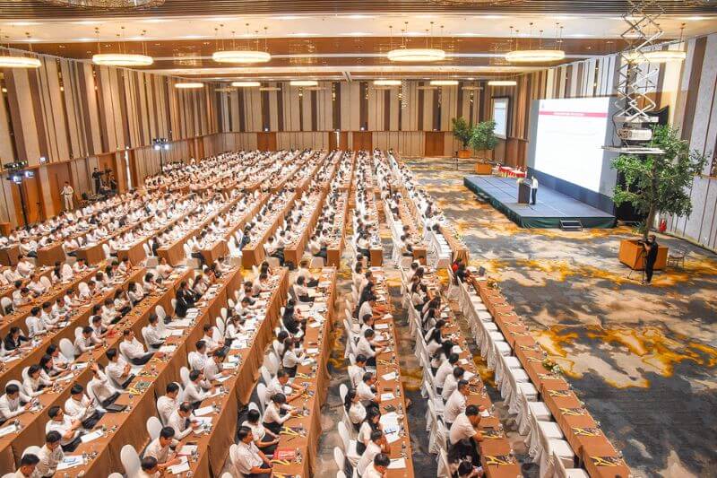 600-pax conference arrival at Ariyana Convention Centre Da Nang with coach drop-off lanes and foyer registration entry